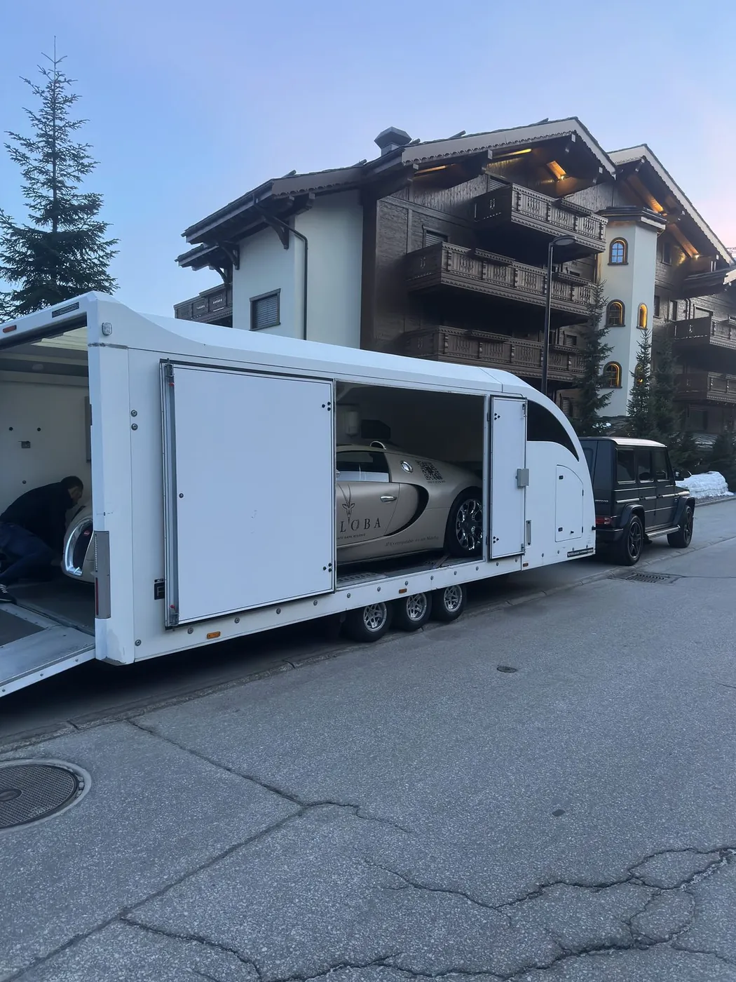 Bugatti in gesloten trailer voor voertuigtransport